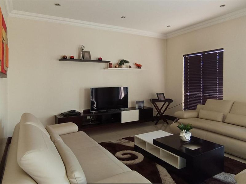 Luxurious 4-Bedroom Home for Sale in Blue Valley Golf Estate - Photo 8