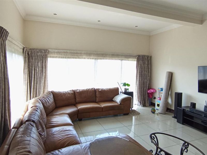 Luxurious 4-Bedroom Home for Sale in Blue Valley Golf Estate - Photo 7