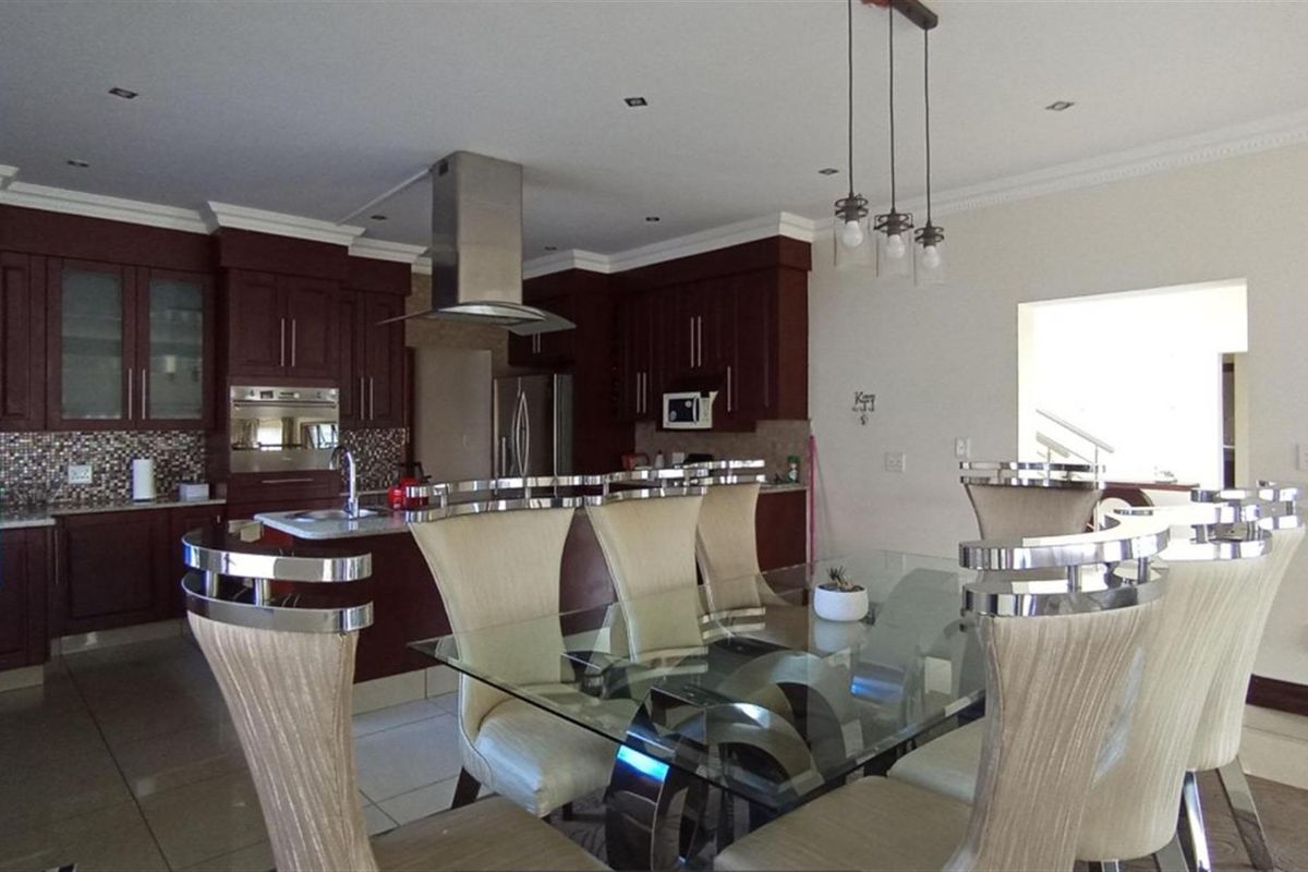 Luxurious 4-Bedroom Home for Sale in Blue Valley Golf Estate - Photo 4