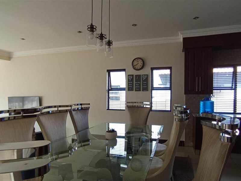 Luxurious 4-Bedroom Home for Sale in Blue Valley Golf Estate - Photo 3