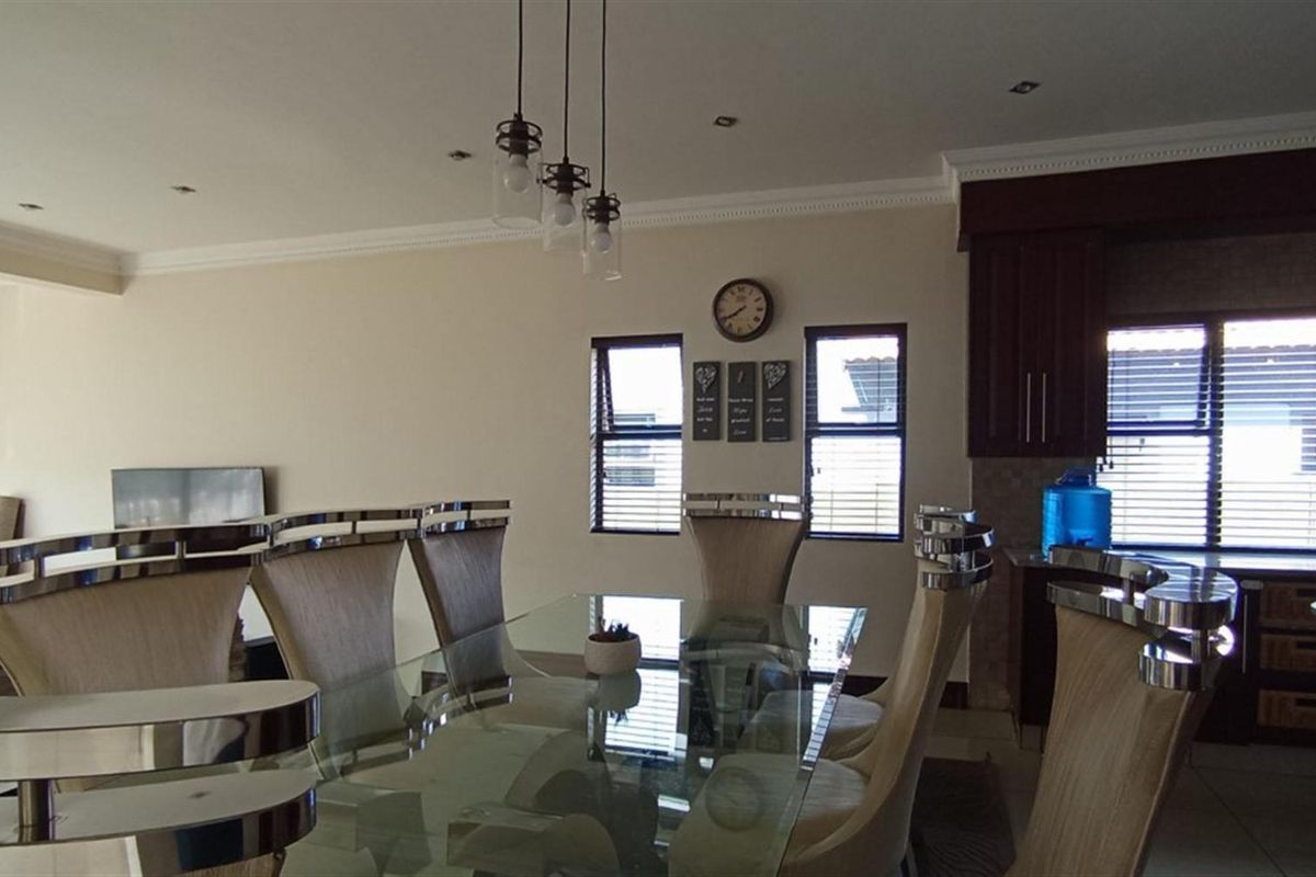 Luxurious 4-Bedroom Home for Sale in Blue Valley Golf Estate - Photo 3