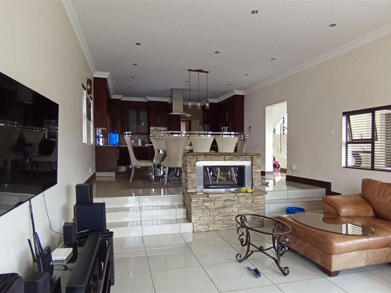 Luxurious 4-Bedroom Home for Sale in Blue Valley Golf Estate - Photo 5