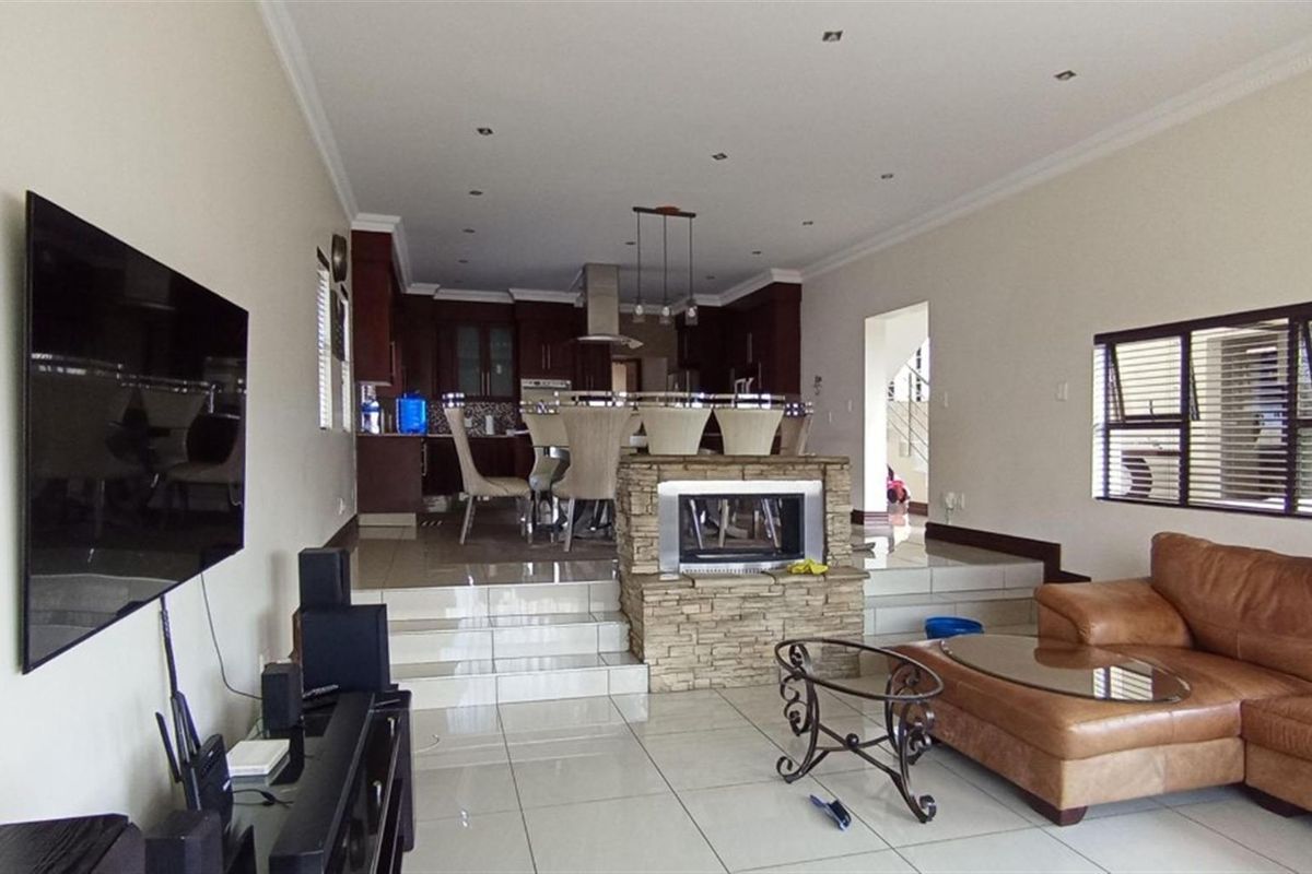 Luxurious 4-Bedroom Home for Sale in Blue Valley Golf Estate - Photo 5