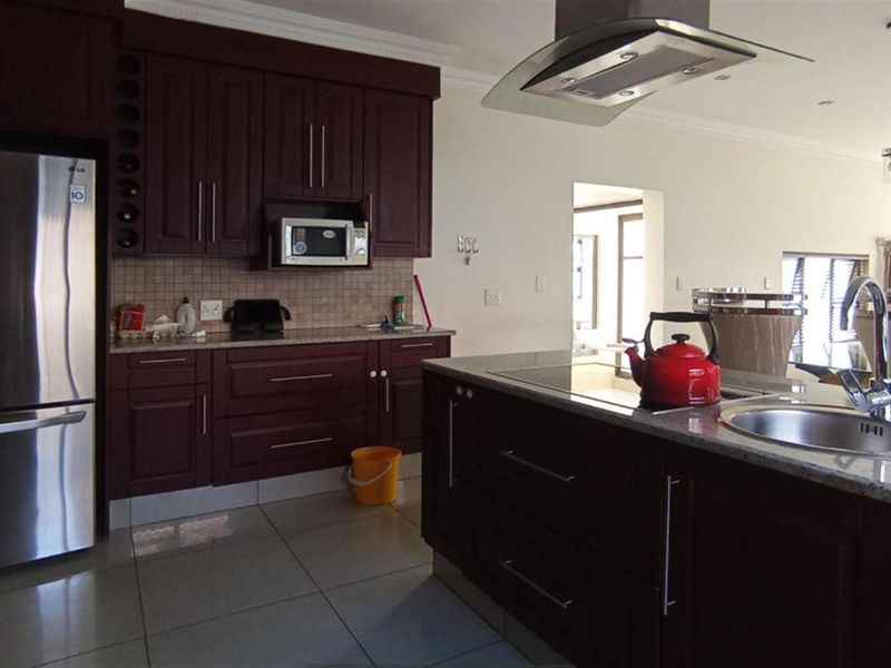 Luxurious 4-Bedroom Home for Sale in Blue Valley Golf Estate - Photo 2