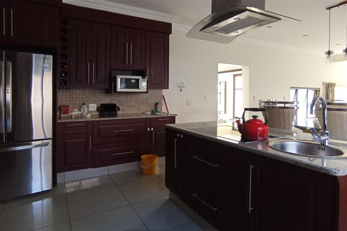 Luxurious 4-Bedroom Home for Sale in Blue Valley Golf Estate - Photo 2