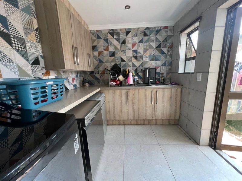 A 3 Bedroom Family Home for Sale in Emfuleni Golf Estate, Vanderbijlpark - Photo 3