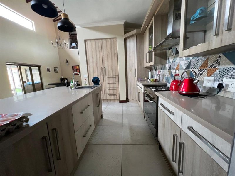 A 3 Bedroom Family Home for Sale in Emfuleni Golf Estate, Vanderbijlpark - Photo 2