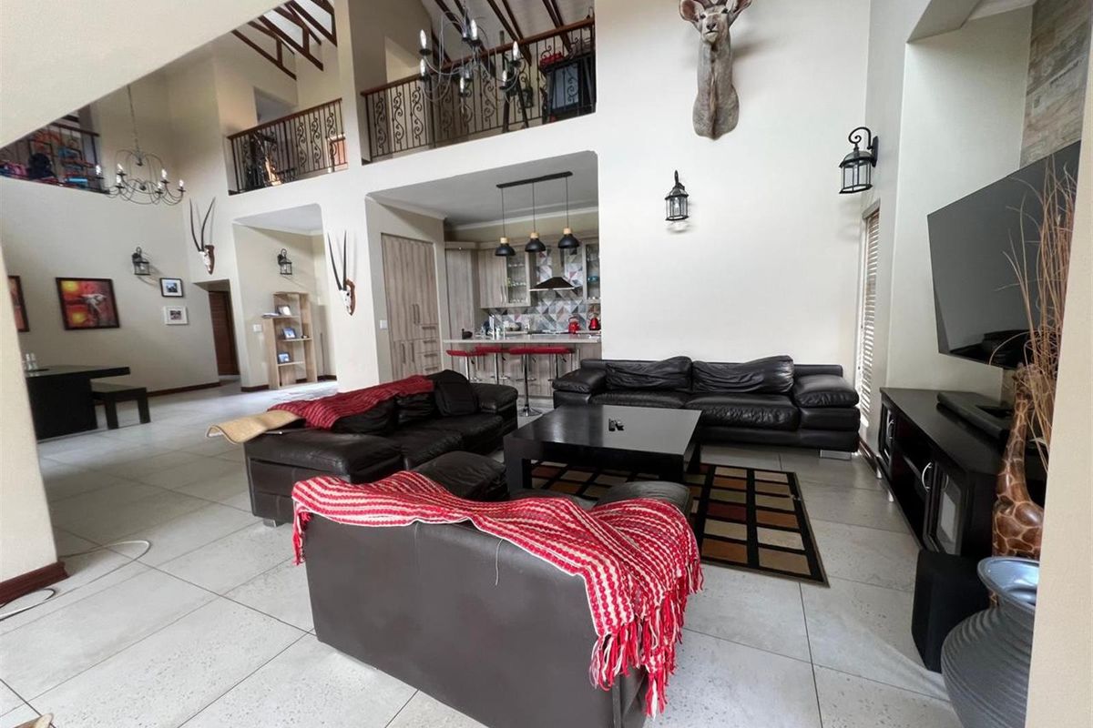A 3 Bedroom Family Home for Sale in Emfuleni Golf Estate, Vanderbijlpark - Photo 5