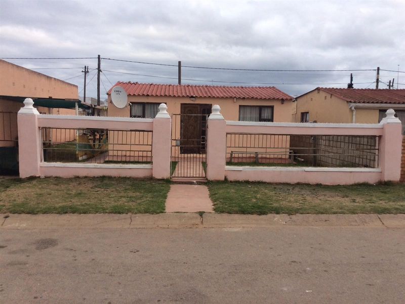 House For Sale in Kwanobuhle, Uitenhage - Photo 1