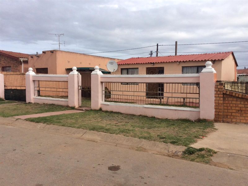House For Sale in Kwanobuhle, Uitenhage - Photo 2