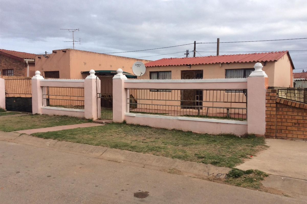 House For Sale in Kwanobuhle, Uitenhage - Photo 2