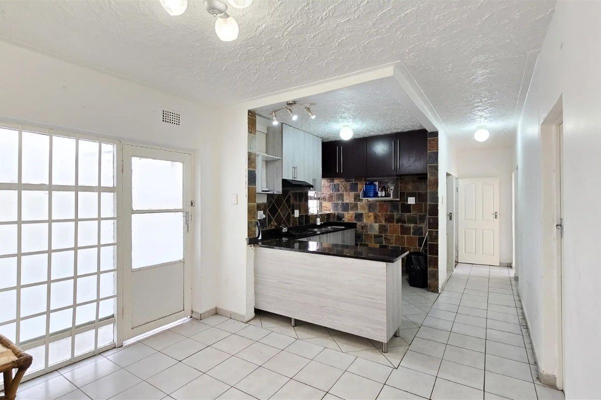 3-bed apartment, close to many amenities and perfect for rental income - Photo 5