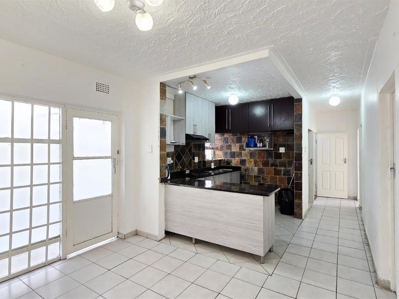 3-bed apartment, close to many amenities and perfect for rental income - Photo 5