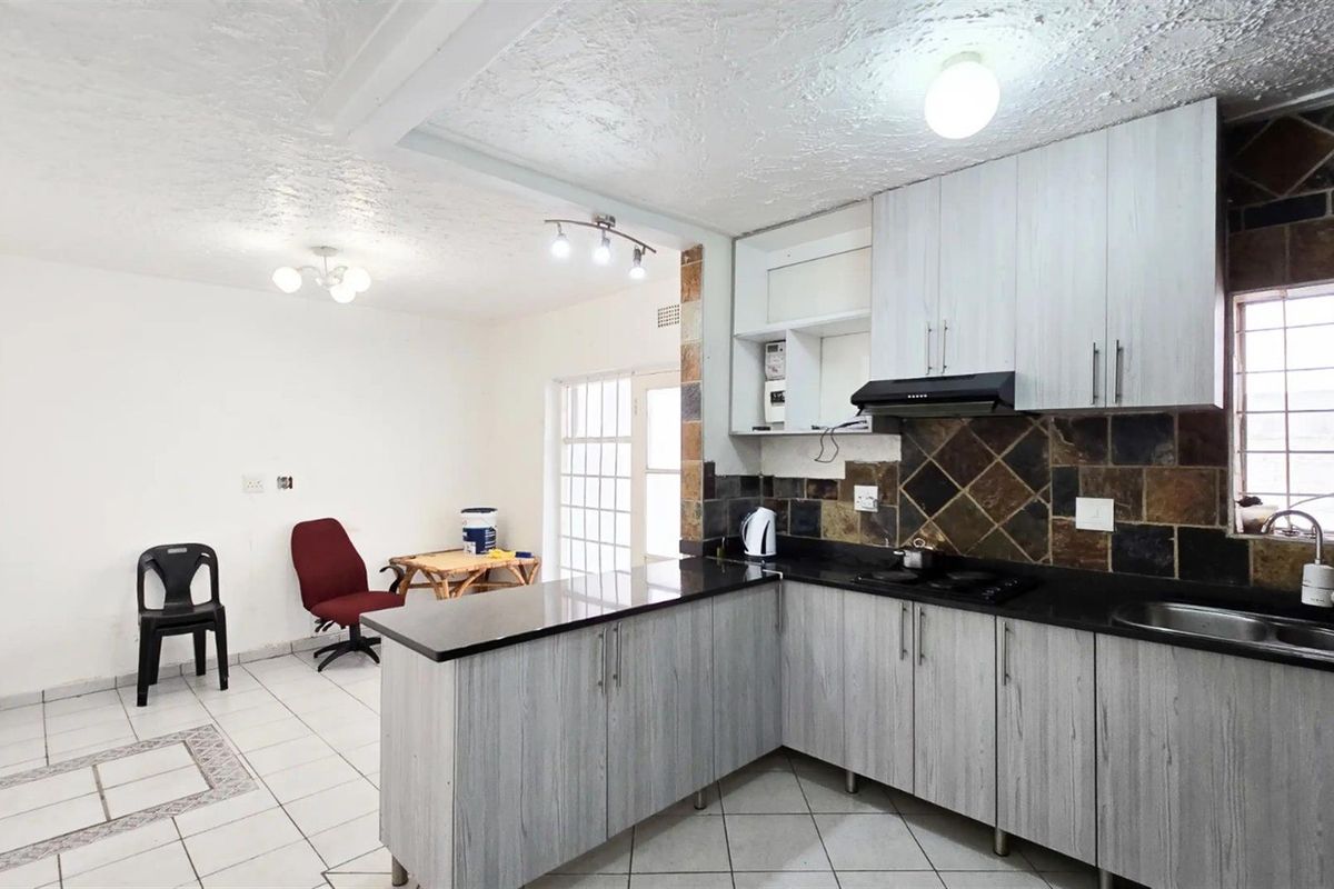 3-bed apartment, close to many amenities and perfect for rental income - Photo 4