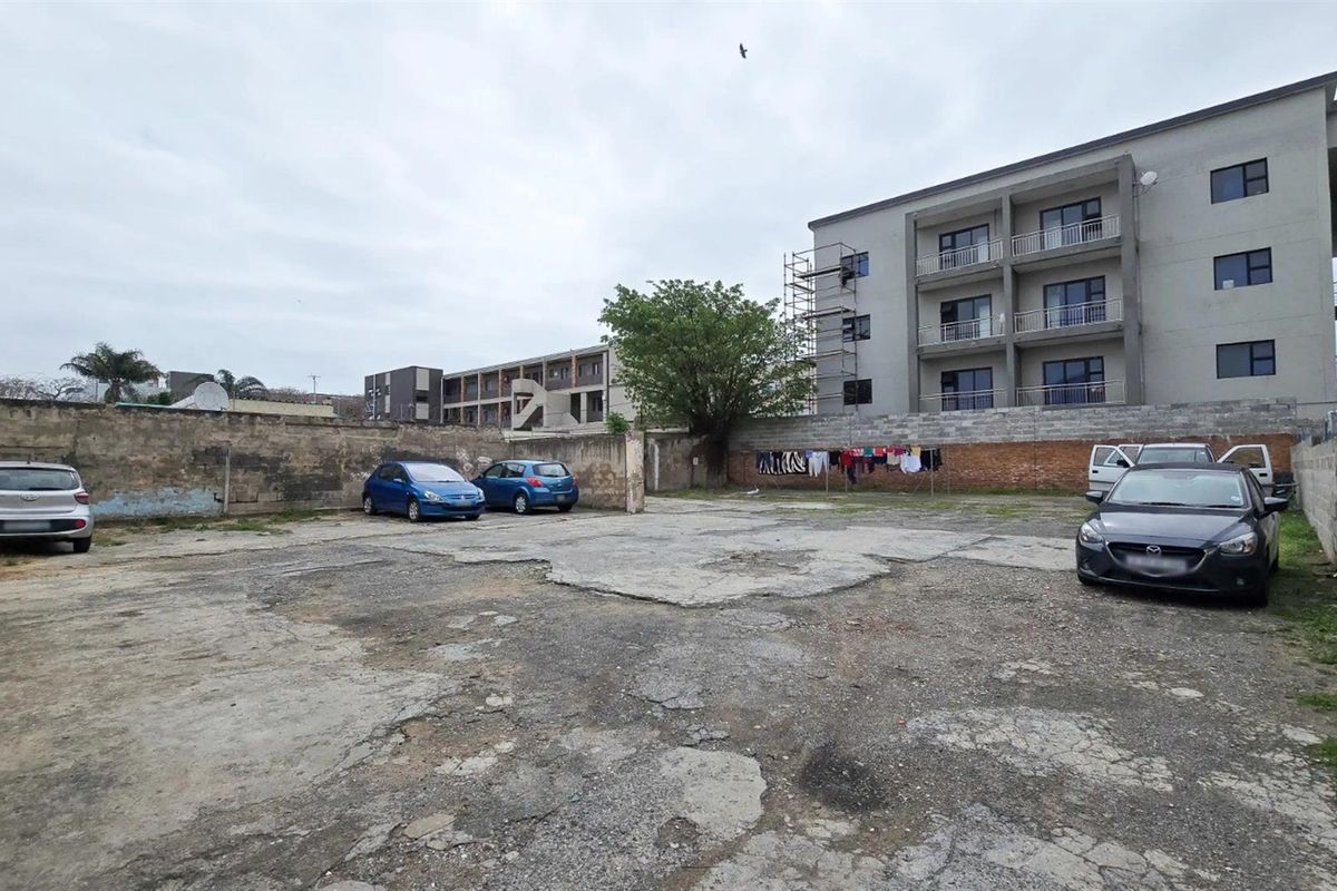 3-bed apartment, close to many amenities and perfect for rental income - Photo 3