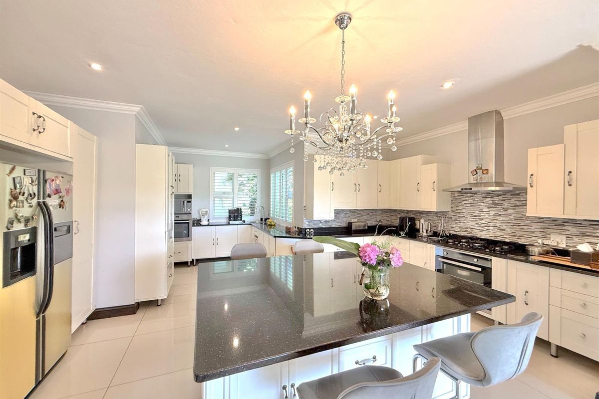 Bali-inspired Entertainers home with Fairway Views - Photo 4