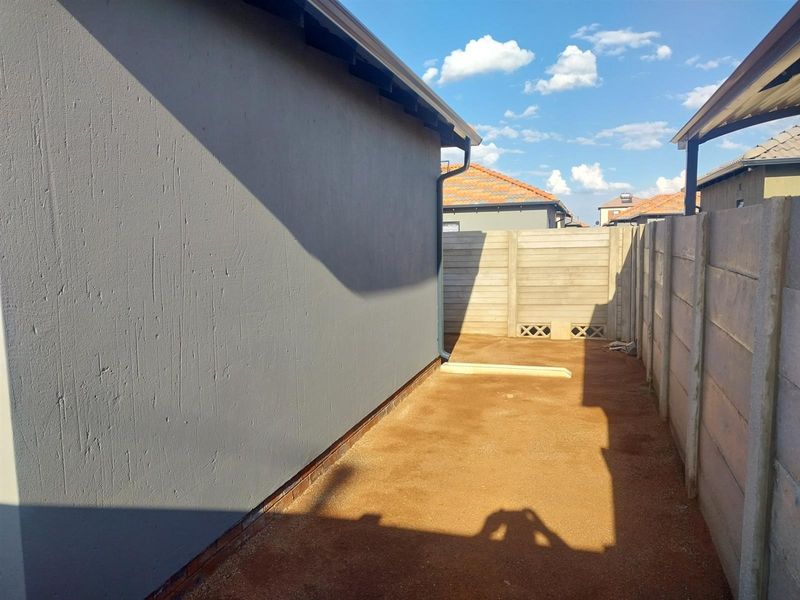 2 bedroom house For Sale in Protea Glen, Soweto - Photo 6