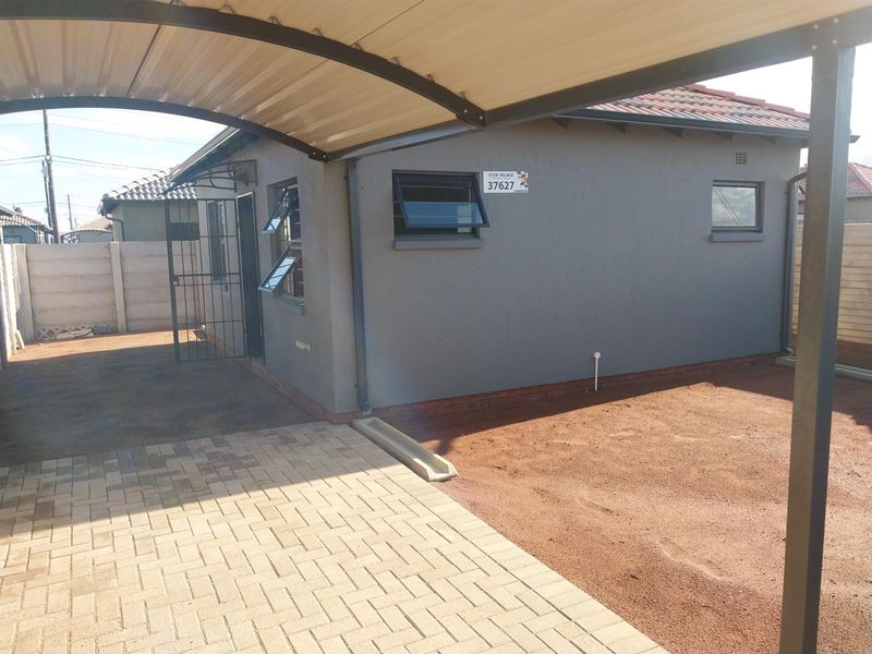 2 bedroom house For Sale in Protea Glen, Soweto - Photo 3