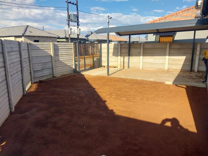 2 bedroom house For Sale in Protea Glen, Soweto - Photo 4