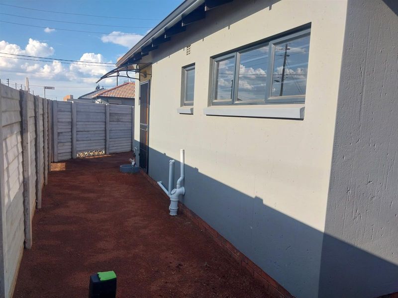 2 bedroom house For Sale in Protea Glen, Soweto - Photo 5