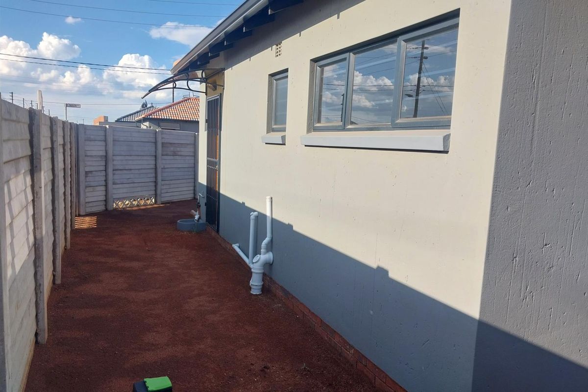 2 bedroom house For Sale in Protea Glen, Soweto - Photo 5
