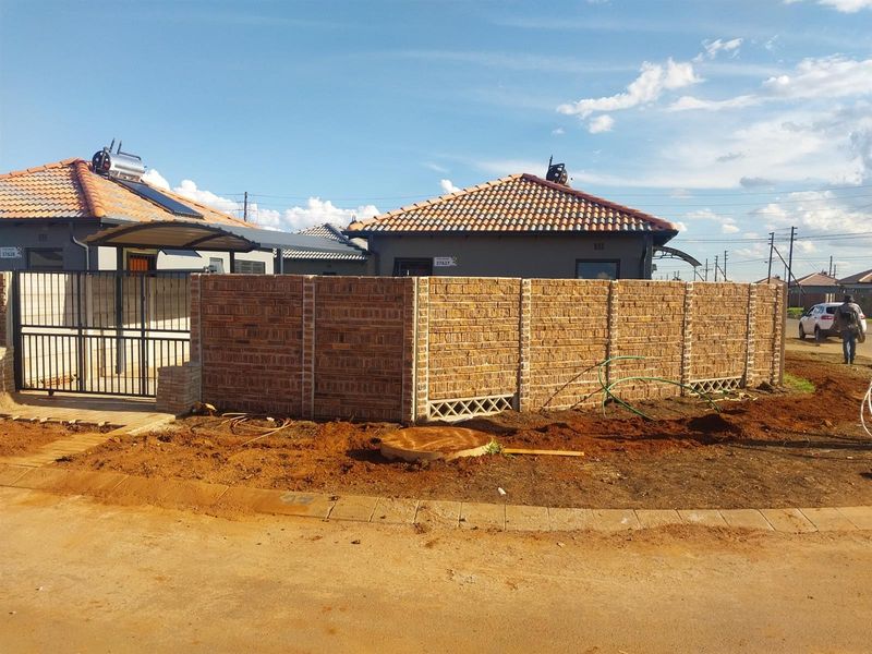 2 bedroom house For Sale in Protea Glen, Soweto - Photo 2
