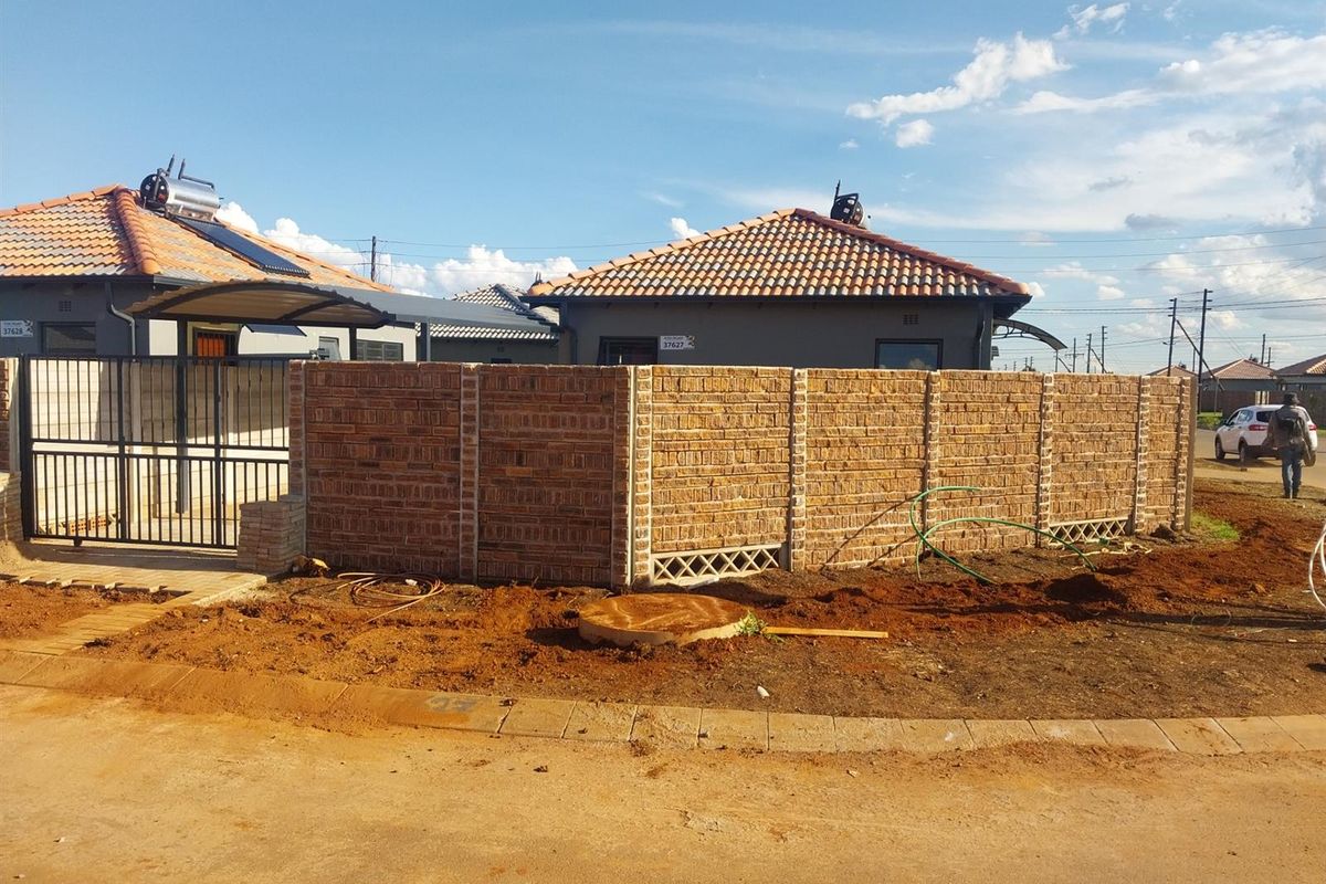 2 bedroom house For Sale in Protea Glen, Soweto - Photo 2