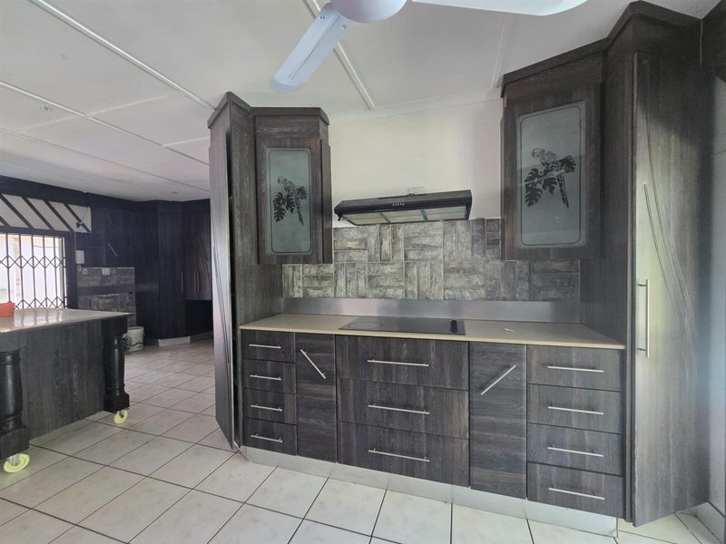 Garden Cottage and Pool close to school! - Photo 3