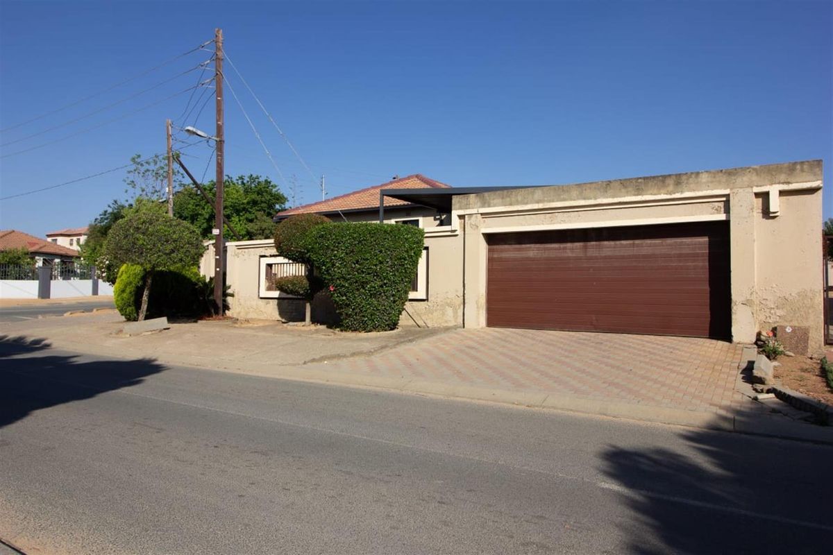 Four Bedroom Corner House - Photo 2