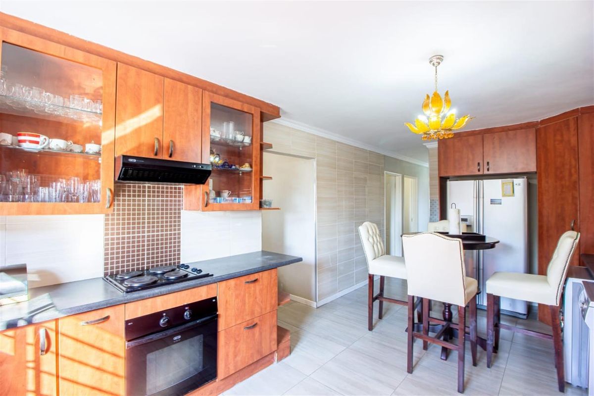 Four Bedroom Corner House - Photo 4