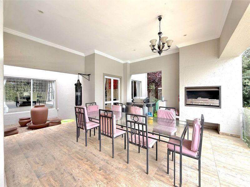 Expansive Luxury Residence Designed for Exceptional Entertaining - Photo 10