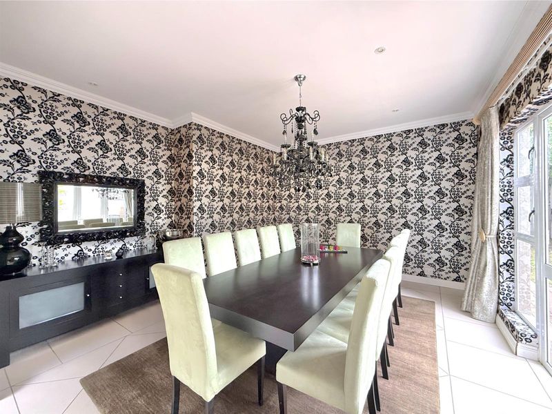 Expansive Luxury Residence Designed for Exceptional Entertaining - Photo 3