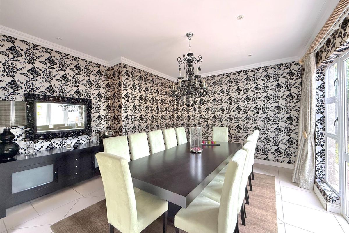 Expansive Luxury Residence Designed for Exceptional Entertaining - Photo 3