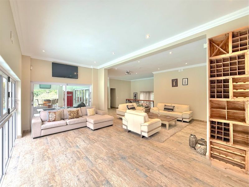 Expansive Luxury Residence Designed for Exceptional Entertaining - Photo 8