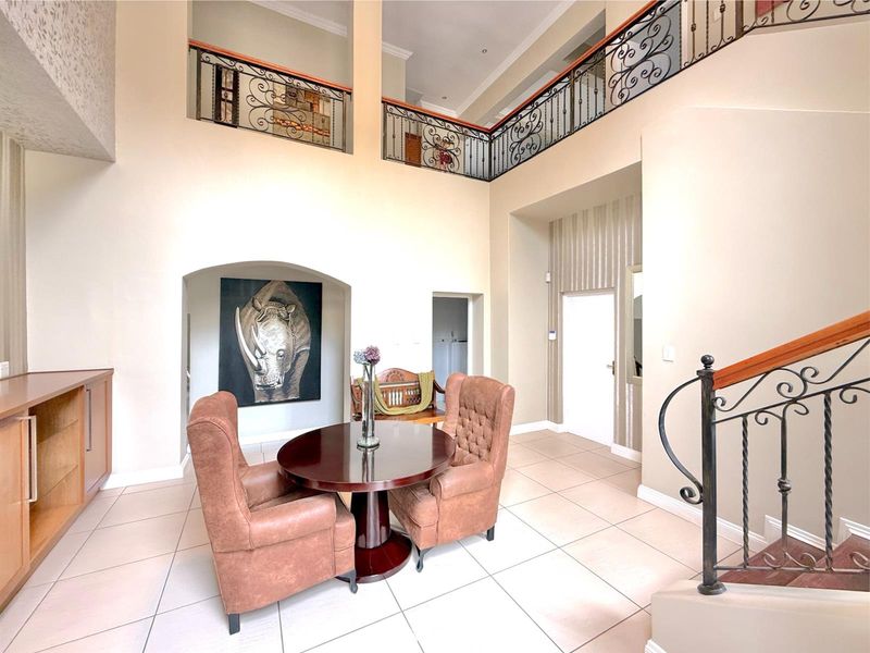 Expansive Luxury Residence Designed for Exceptional Entertaining - Photo 2