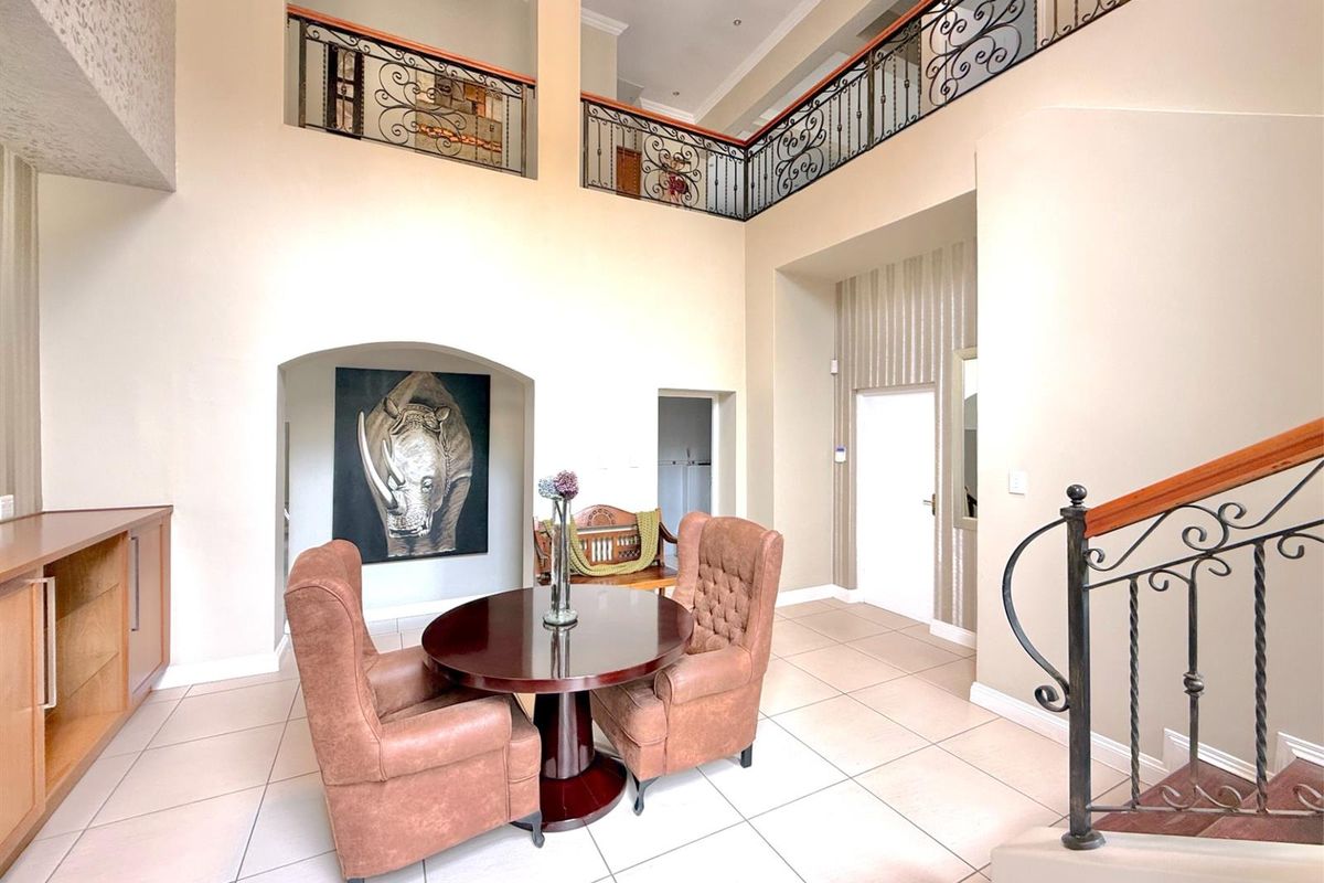 Expansive Luxury Residence Designed for Exceptional Entertaining - Photo 2