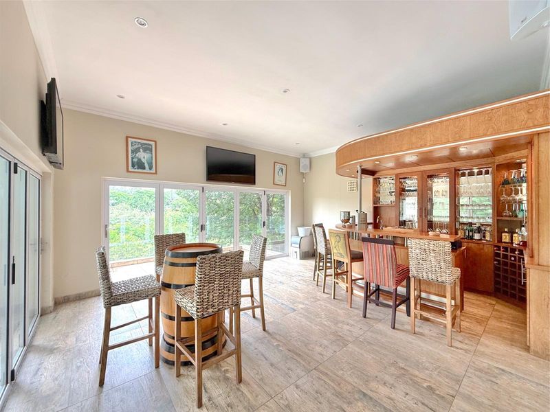 Expansive Luxury Residence Designed for Exceptional Entertaining - Photo 9