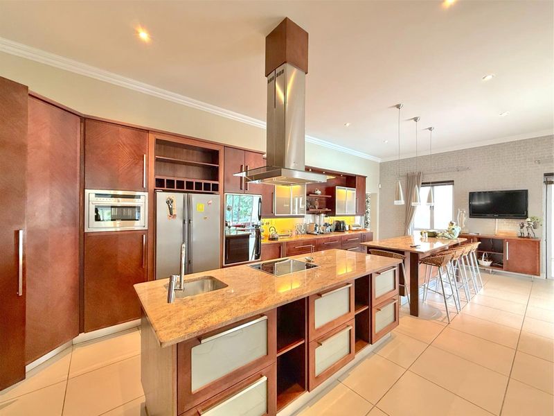 Expansive Luxury Residence Designed for Exceptional Entertaining - Photo 5