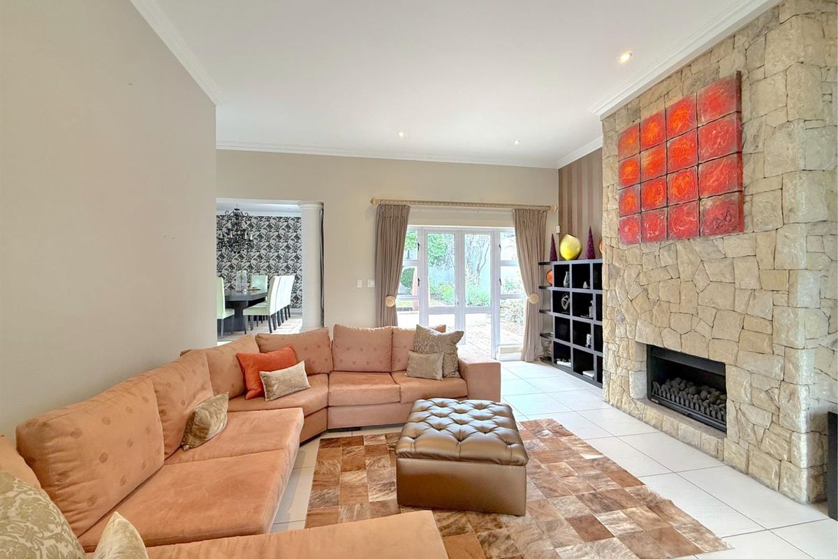 Expansive Luxury Residence Designed for Exceptional Entertaining - Photo 4