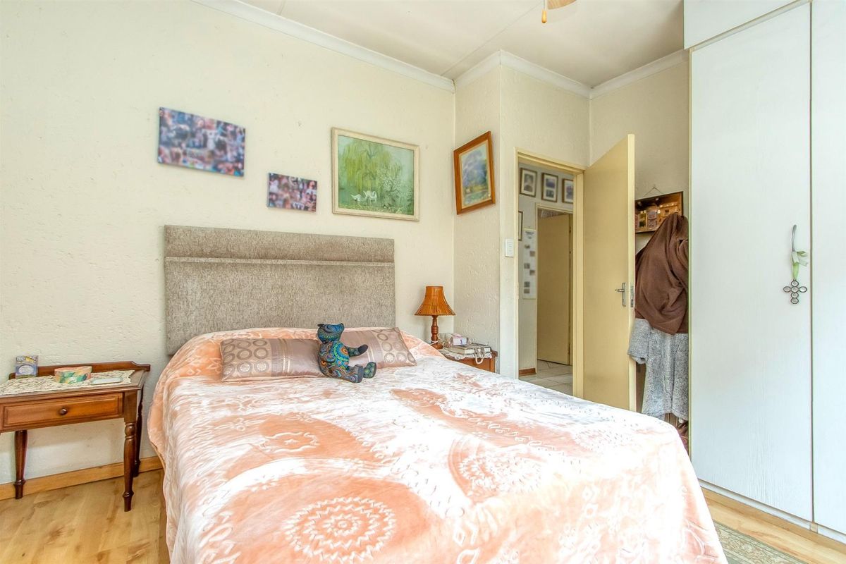 Elegant Two Bedroom Townhouse For Sale in Wychwood, Germiston - Photo 4