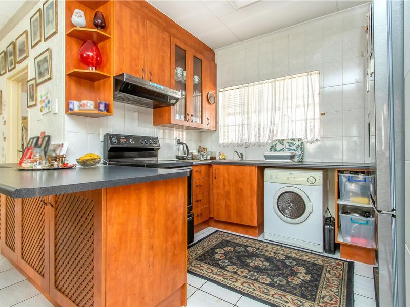 Elegant Two Bedroom Townhouse For Sale in Wychwood, Germiston - Photo 10