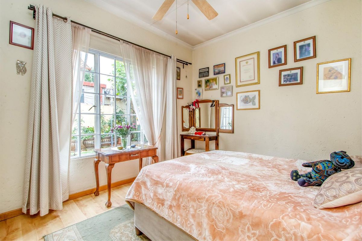 Elegant Two Bedroom Townhouse For Sale in Wychwood, Germiston - Photo 2