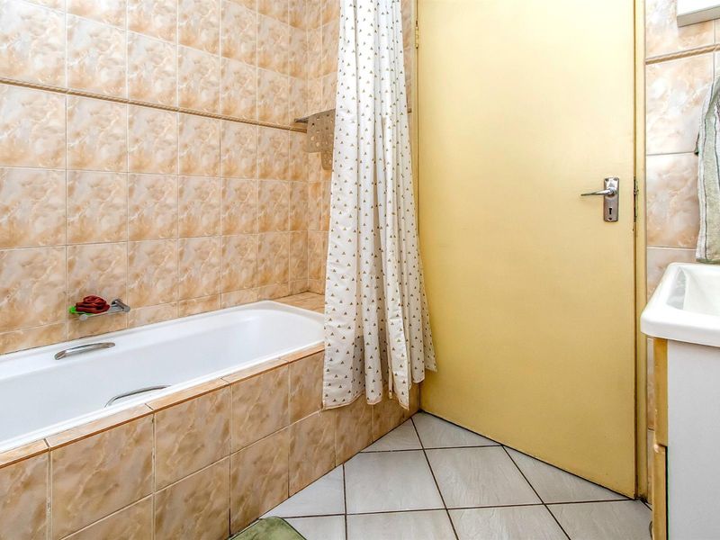 Elegant Two Bedroom Townhouse For Sale in Wychwood, Germiston - Photo 9