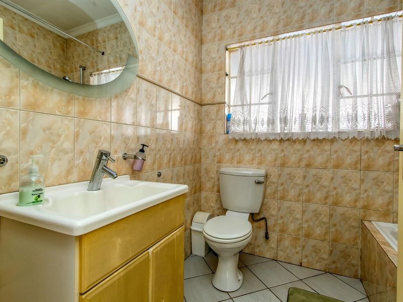 Elegant Two Bedroom Townhouse For Sale in Wychwood, Germiston - Photo 8