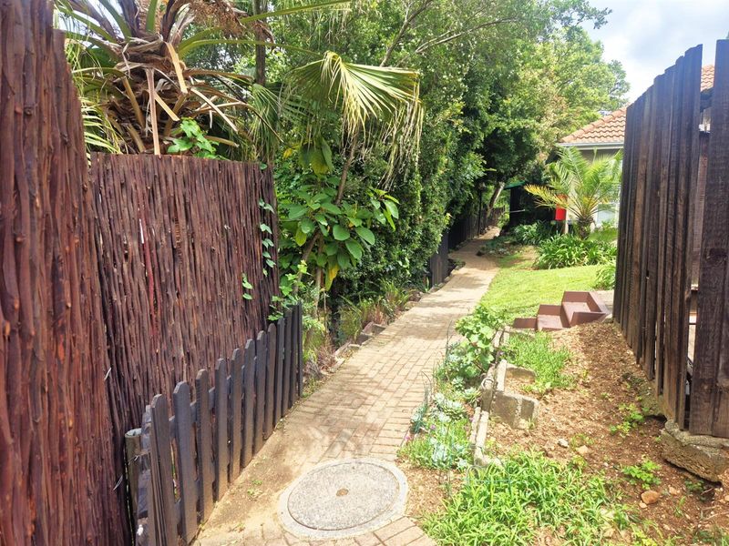 Townhouse For Sale in Douglasdale, Sandton - Photo 2