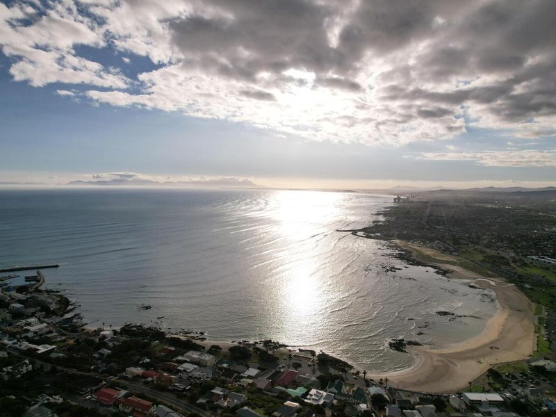 House in Mountainside, Gordons Bay - Photo 2