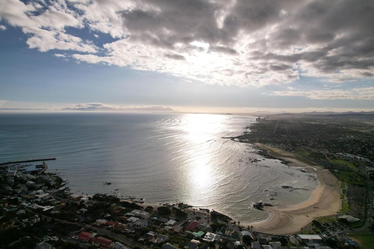 House in Mountainside, Gordons Bay - Photo 2