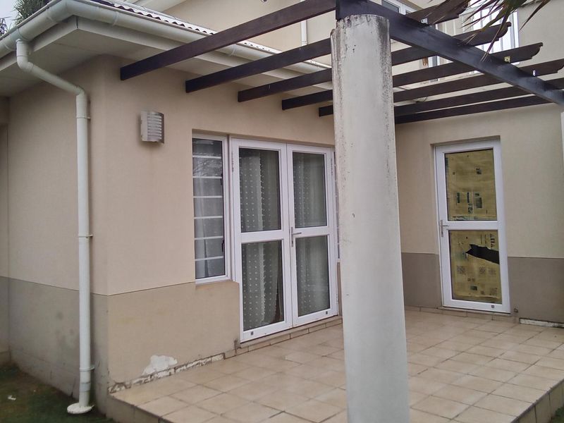 3 bedroom 2 bathroom townhouse for sale in Beacon Bay - Photo 2
