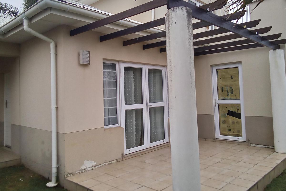 3 bedroom 2 bathroom townhouse for sale in Beacon Bay - Photo 2