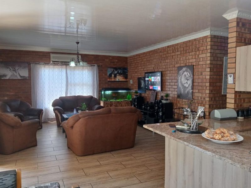 Spacious 3-Bedroom Family Home in a Sought-After Area - Photo 3